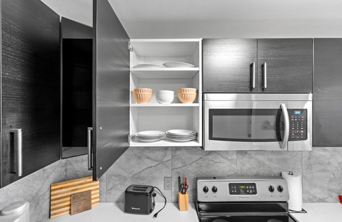 Northeast Edmonton Apartment | ★ Condo★Free Parking⚡WiFi Long Stays★Clean