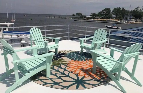 Annapolis Boat Rental | Condo Houseboat