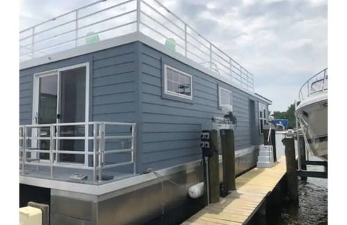 Annapolis Boat Rental | Condo Houseboat