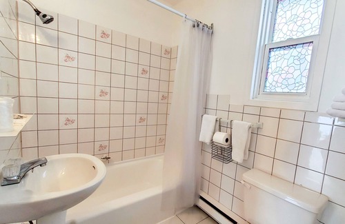 Ste Anne de Beaupre Hotel | Condo & Motel des Berges