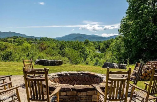 Townsend Condo | Condo nestled in the Smokies with pool!