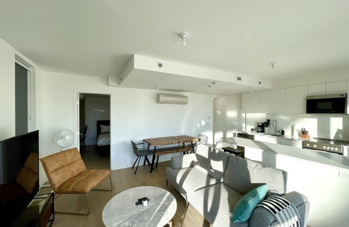 Cote-Des-Neiges—Notre-Dame-De-Grace Apartment | Condo New 5th floor ☼ View & AC ☼ Terrace ☼ Office