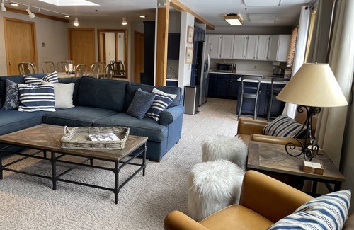 Downtown Park City Condo | Condo on Main Street! Short walk to town lift! Private rooftop hot tub! Sleeps 8