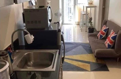 Highway Hills Condo | Condo Resort Style in the Center of Everything