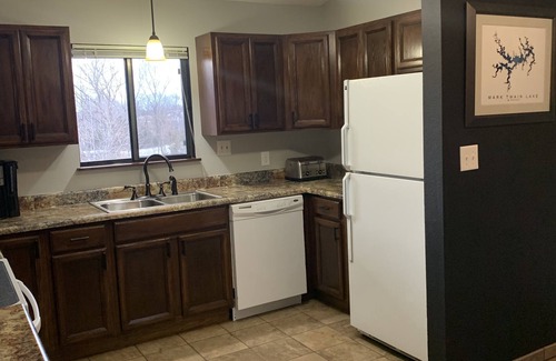 Monroe City Condo | Condo walking distance to Mark twain Lake and Jellystone! Sleeps 8!