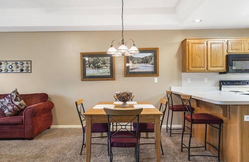 Branson West Condo | Condo with Fireplace and Jetted Tub at StoneBridge Resort