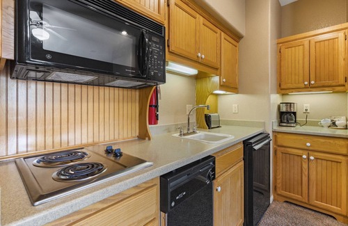 Branson West Condo | Condo with Jetted Tub, Fireplace, and Private Balcony