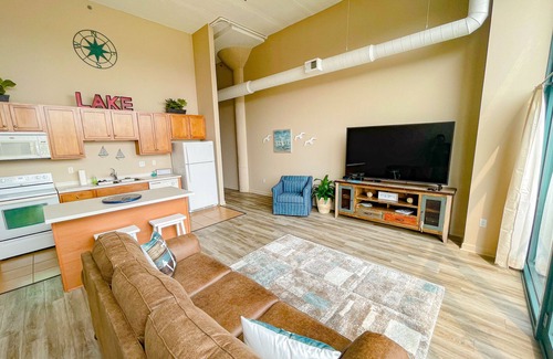 Sandusky Condo | Condo with Lake & Cedar Point View