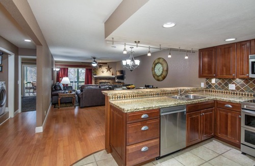 Table Rock Condo | Condo with screened porch on the bluffs of Lake Taneycomo!