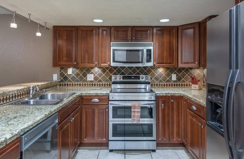 Table Rock Condo | Condo with screened porch on the bluffs of Lake Taneycomo!