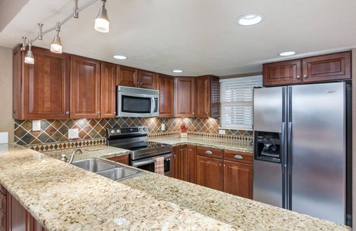 Table Rock Condo | Condo with screened porch on the bluffs of Lake Taneycomo!