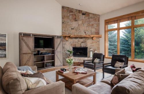 Park Meadows House | Conifer by AvantStay Secluded Cabin Amongst the Trees w Hot Tub