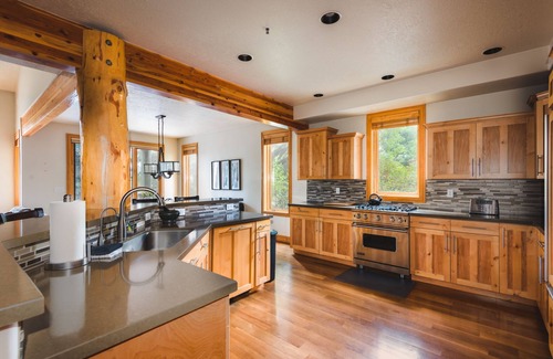 Park Meadows Cabin | Conifer by AvantStay | Secluded Cabin Amongst the Trees w/Hot Tub