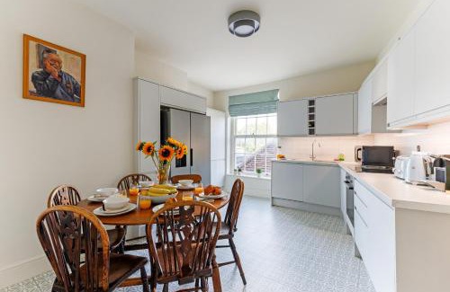 Windsor City Centre Apartment | Consorts & Concubines, Opposite Windsor Castle, Castle view, Center of town, 4 Bed Apartment, Sleeps up to 7, Consorts & Concubines
