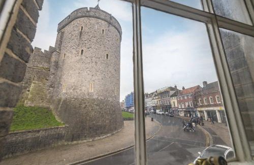 Windsor City Centre Apartment | Consorts & Concubines, Opposite Windsor Castle, Castle view, Center of town, 4 Bed Apartment, Sleeps up to 7, Consorts & Concubines