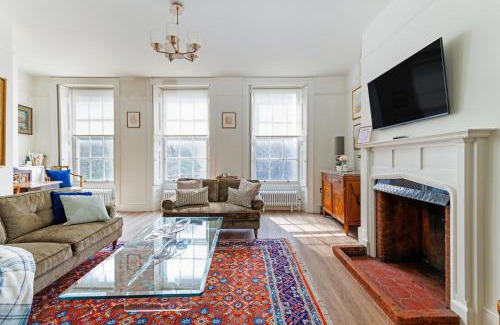 Windsor City Centre Apartment | Consorts & Concubines, Opposite Windsor Castle, Castle view, Center of town, 4 Bed Apartment, Sleeps up to 7, Consorts & Concubines