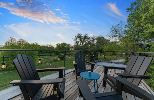 Waco House | Container home with rooftop views and pickleball-Pecan Grove
