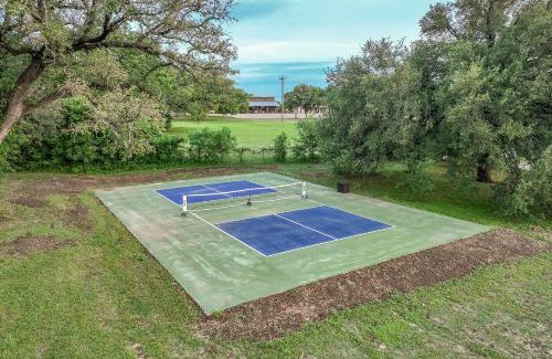 Waco House | Container home with rooftop views and pickleball-Pecan Grove