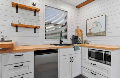 Waco House | Container home with rooftop views and pickleball-The Meadows