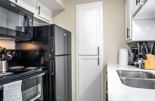 Brentwood Apartment | Contemporary 1BR 1Bat Pool Access