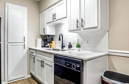 Brentwood Apartment | Contemporary 1BR 1Bat Pool Access