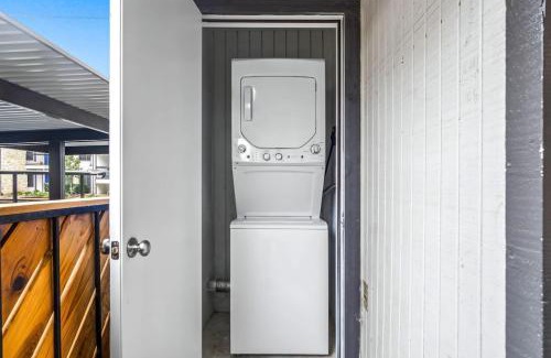 Brentwood Apartment | Contemporary 1BR 1Bat Pool Access