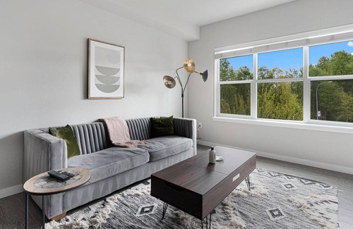 Bothell Apartment | Contemporary 1BR in Bothell Near Restaurants + Gym