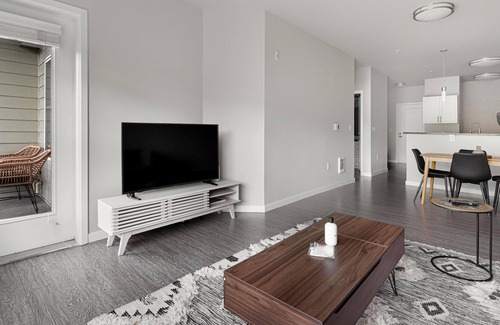 Bothell Apartment | Contemporary 1BR in Bothell Near Restaurants + Gym