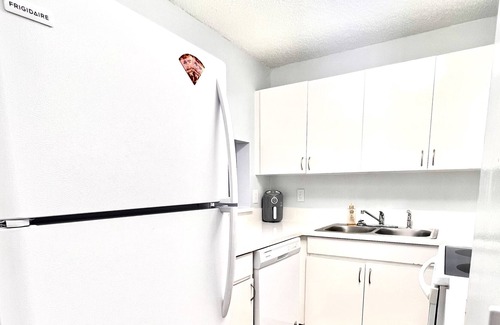 The Hammocks Apartment | Contemporary 2 bedrooms condo