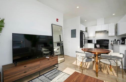 Ville-Marie Apartment | Contemporary 2BR Retreat in MTL Village