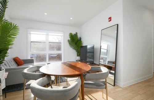 Ville-Marie Apartment | Contemporary 2BR Retreat in MTL Village