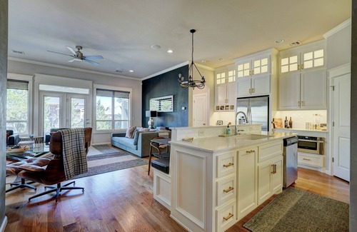 Edmond House | Contemporary 3 BD/2B home in Edmond