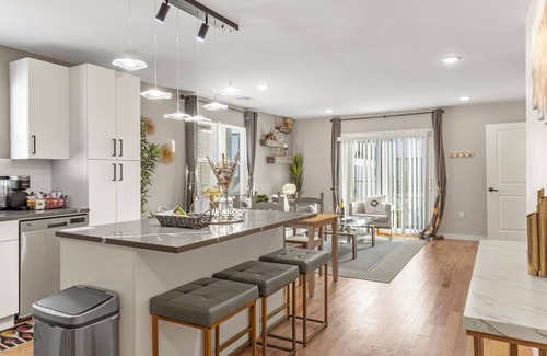 Elizabeth Apartment | Contemporary 3bds near NYC/EWR with free parking