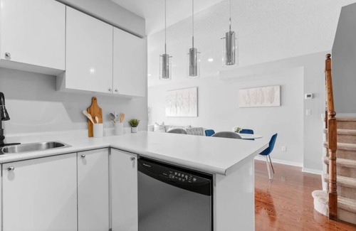 Ajax House | Contemporary 3BR Townhouse in Ajax: Cozy & Central