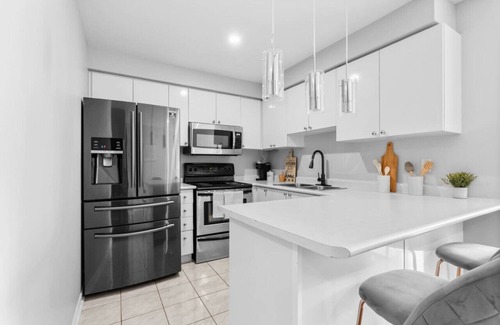 Ajax House | Contemporary 3BR Townhouse in Ajax: Cozy & Central