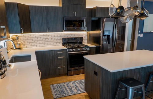 Four Corners House | Contemporary and Luxurious Home on 1/2 acre. Minutes from Hotsprings!
