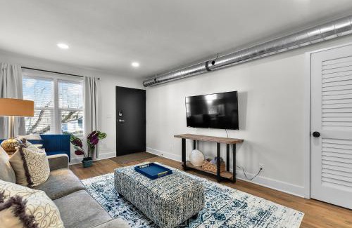Downtown Omaha House | Contemporary Blue Oasis Apt 1