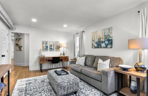 Downtown Omaha House | Contemporary Blue Oasis Apt 1