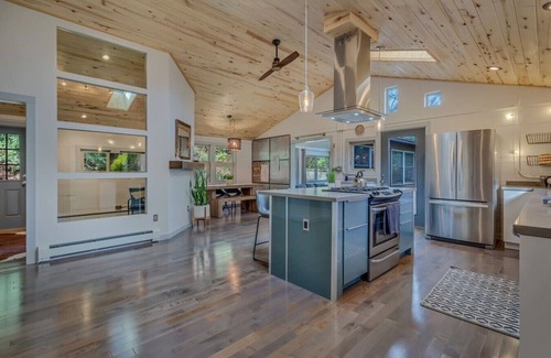 Glenwood Springs House | Contemporary cozy Retreat by Roaring Fork River