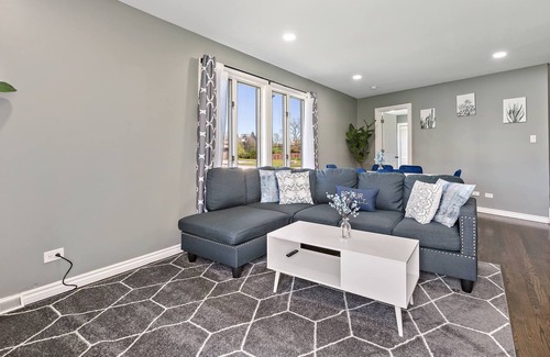 Lombard House | Contemporary Chicago Getaway in Lombard