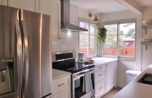 Lincoln Cottage | Contemporary Cottage 5 min walk to major bike path