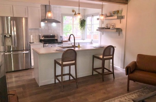Lincoln Cottage | Contemporary Cottage 5 min walk to major bike path
