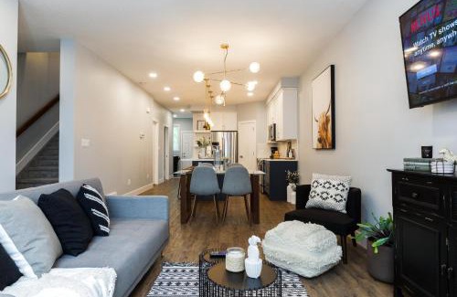 Jasper Place House | Contemporary Farmhouse Home - King Bed - Double Garage Parking - Free WiFi & Netflix - Long Stays Welcome