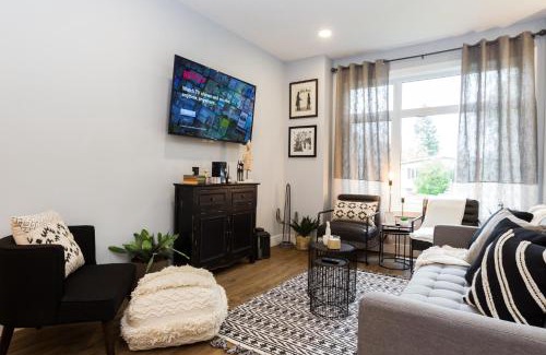 Jasper Place House | Contemporary Farmhouse Home - King Bed - Double Garage Parking - Free WiFi & Netflix - Long Stays Welcome