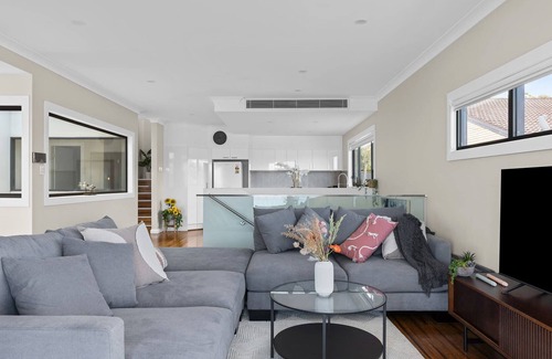Speers Point House | Contemporary Home with Water Vistas - Speers Point