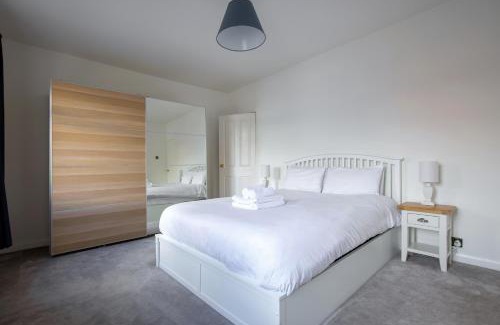 Easton House | Contemporary Home in Friendly Easton, Free Parking