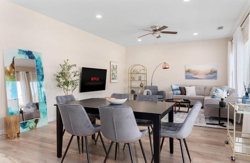 Sacramento Villa | Contemporary Home King Bed Fast Wi-Fi Central Sacramento Location