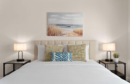 Sacramento Villa | Contemporary Home King Bed Fast Wi-Fi Central Sacramento Location