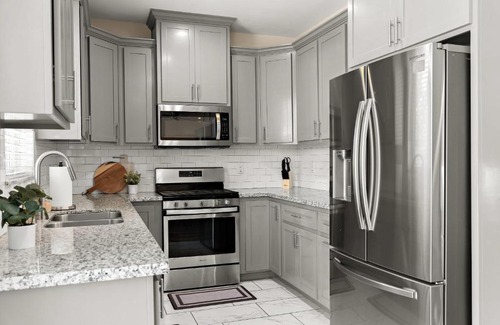 Sacramento Villa | Contemporary Home King Bed Fast Wi-Fi Central Sacramento Location
