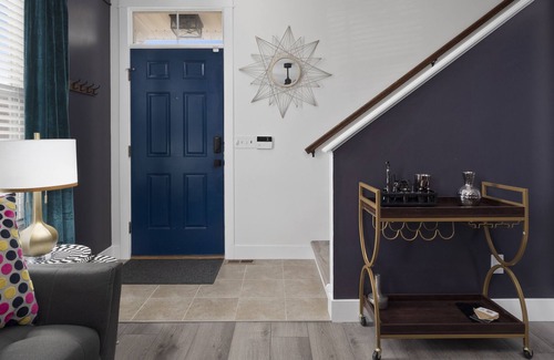 The Gate House | Contemporary Home | Sleeps 12 | Close to Downtown